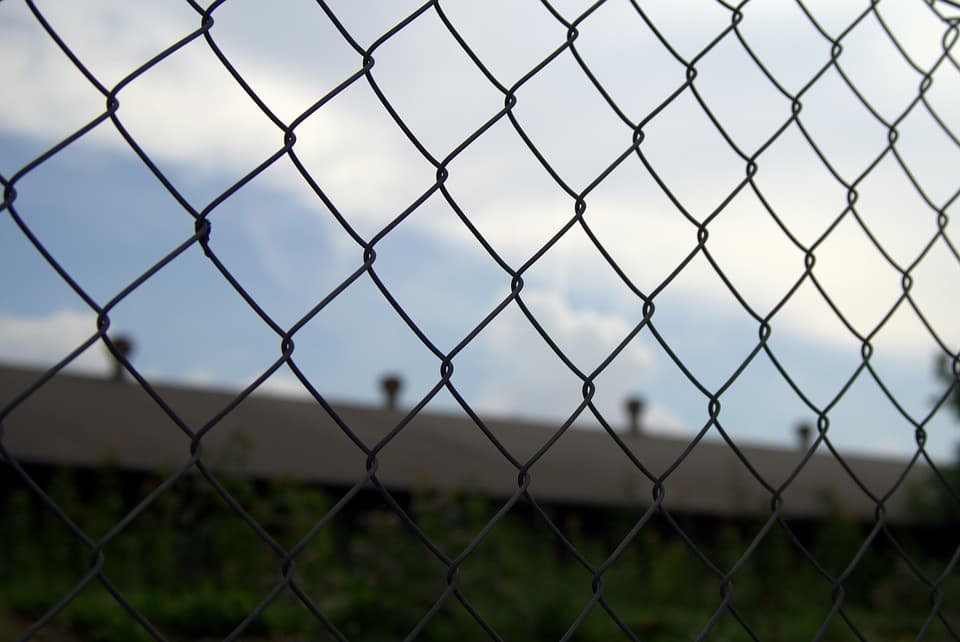 Gobierno de Trump compra complejo de tres centros de detención para migrantes en California - imagen de origen