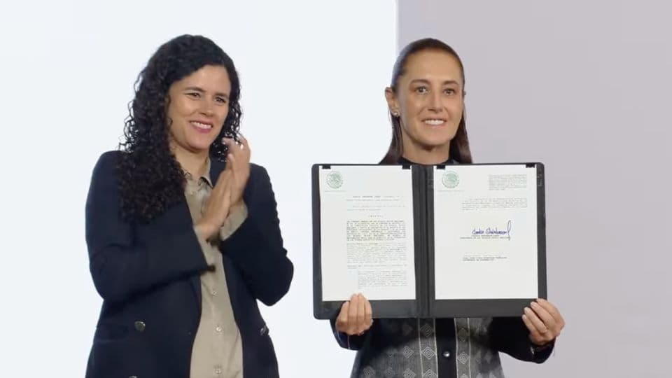 Sheinbaum firma decreto que prohíbe la doble nacionalidad en candidaturas presidenciales y otras - imagen de origen