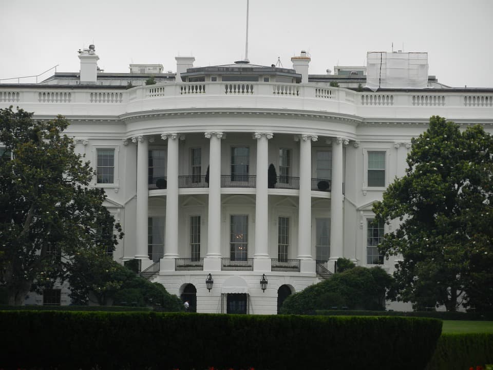 Casa Blanca mantiene veto a medios de comunicación pese a orden sobre acreditaciones - imagen de origen