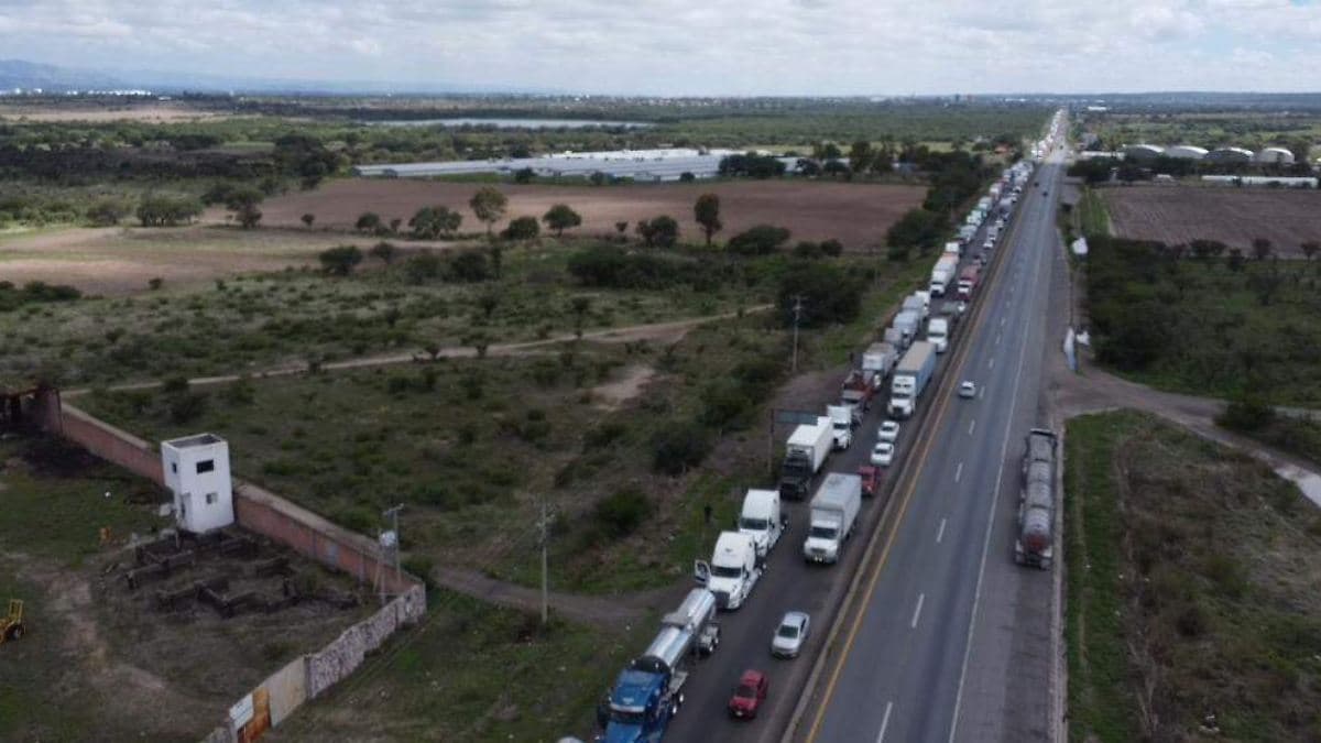 Comerciantes de Peñuelas reportan pérdida de clientes tras retiro de tráileres en la zona - imagen de origen